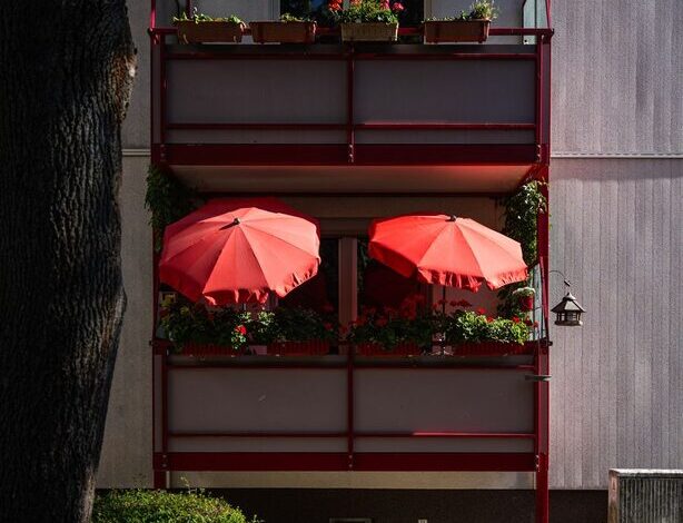 Balkon pełen roślin i idealny do codziennego relaksu